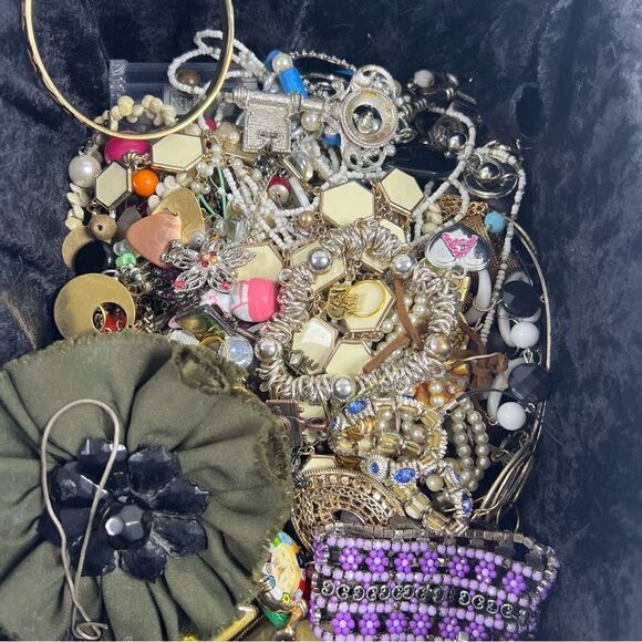 5 pound scoop of craft jewelry vintage to current for repurpose - Picture 12 of 12